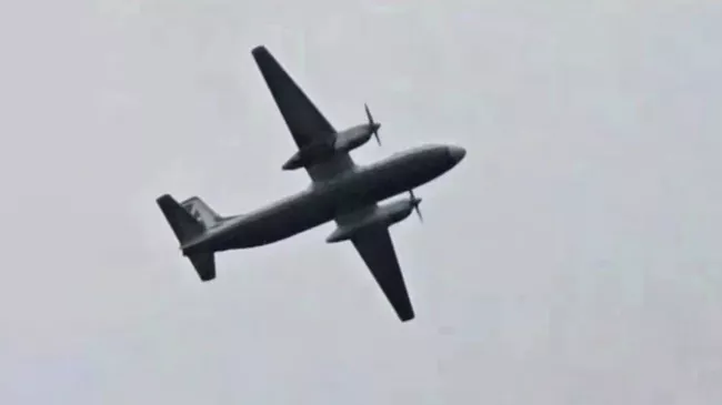 Кадр видео, на котором, предположительно, самолет авиакомпании Ангара Ан-24 уходит на запасной круг в Приамурье