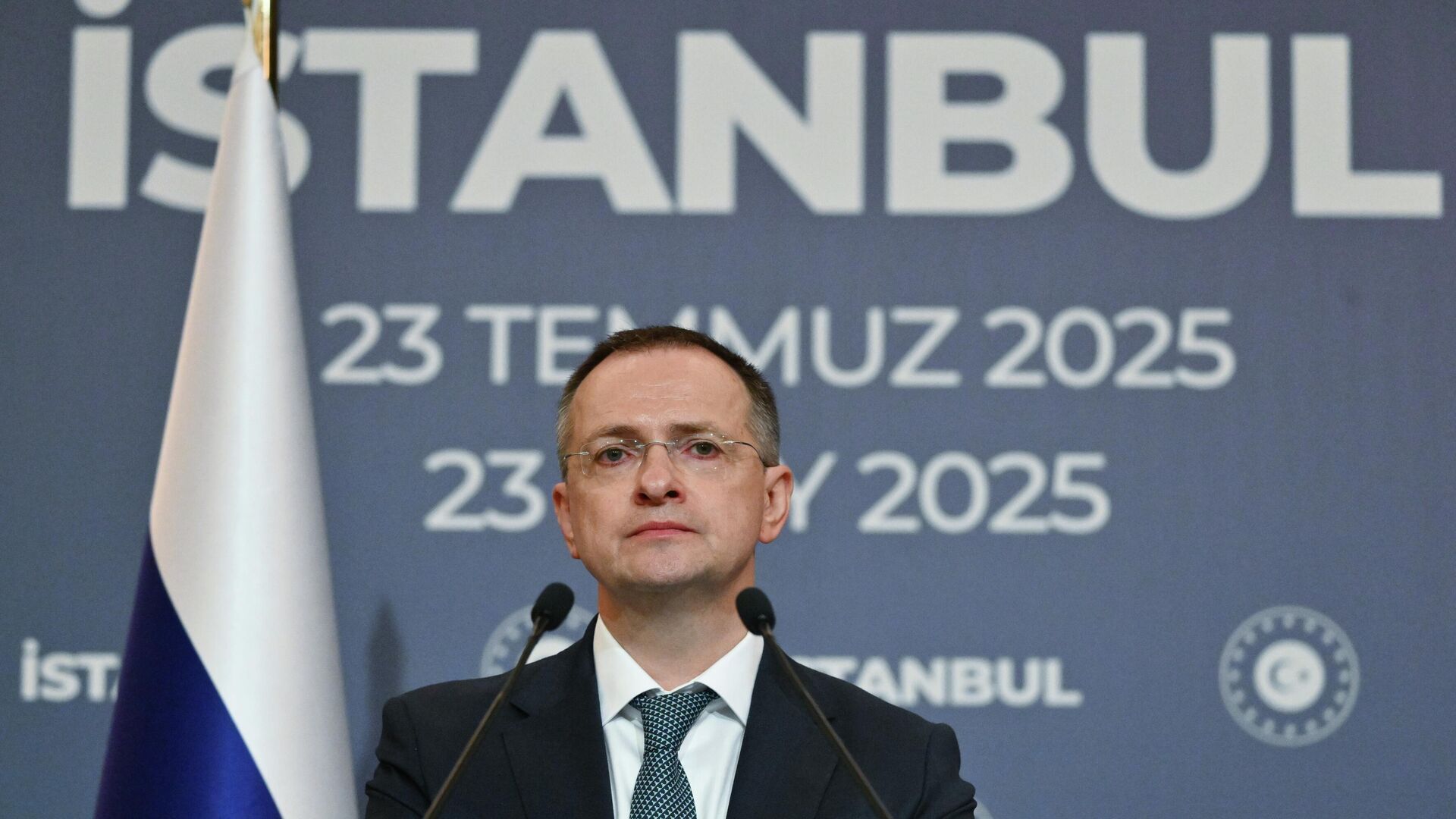 Помощник президента РФ Владимир Мединский во время пресс-подхода после завершения переговоров между делегациями России и Украины во дворце Чираган в Стамбуле Помощник президента РФ Владимир Мединский во время пресс-подхода после завершения переговоров между делегациями России и Украины во дворце Чираган в Стамбуле - РИА Новости, 1920, 12.12.2025