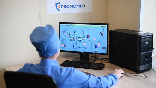 Сотрудница на заводе группы Промомед