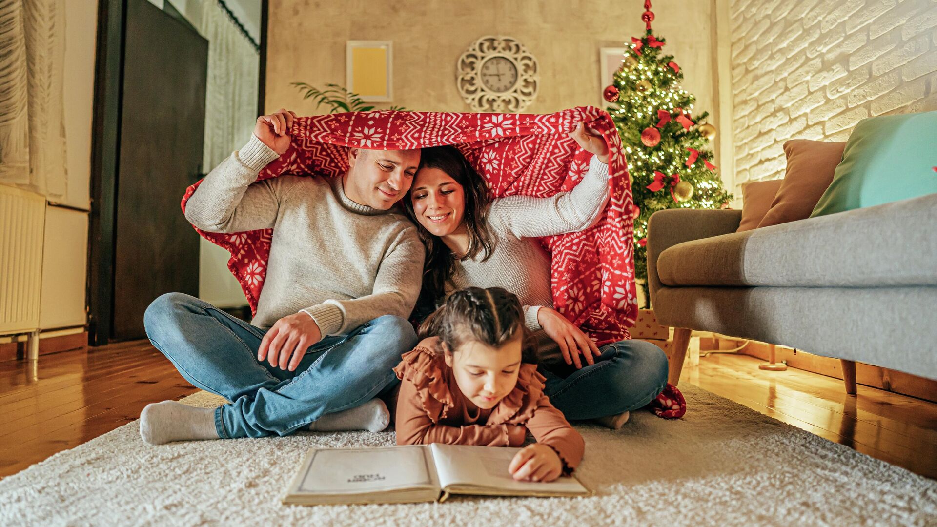 Семья на новогодних праздниках Семья на новогодних праздниках - РИА Новости, 1920, 03.01.2025