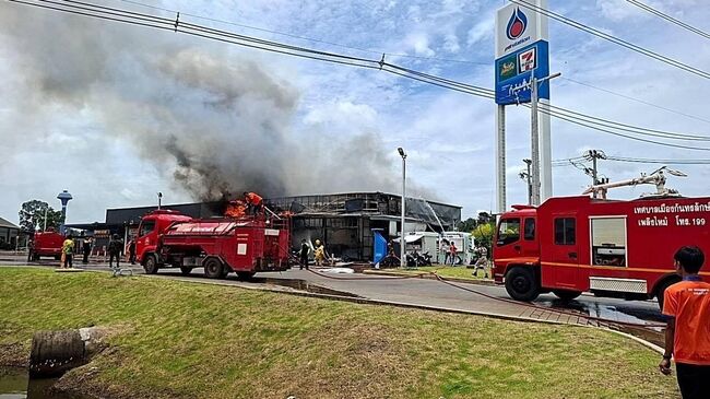 Последствия обстрела магазина у АЗС в Таиланде со стороны Камбоджи
