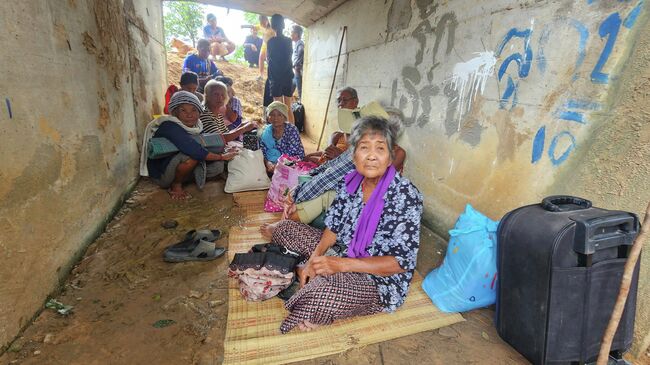 Жители тайских приграничных районов в убежище в провинции Сурин