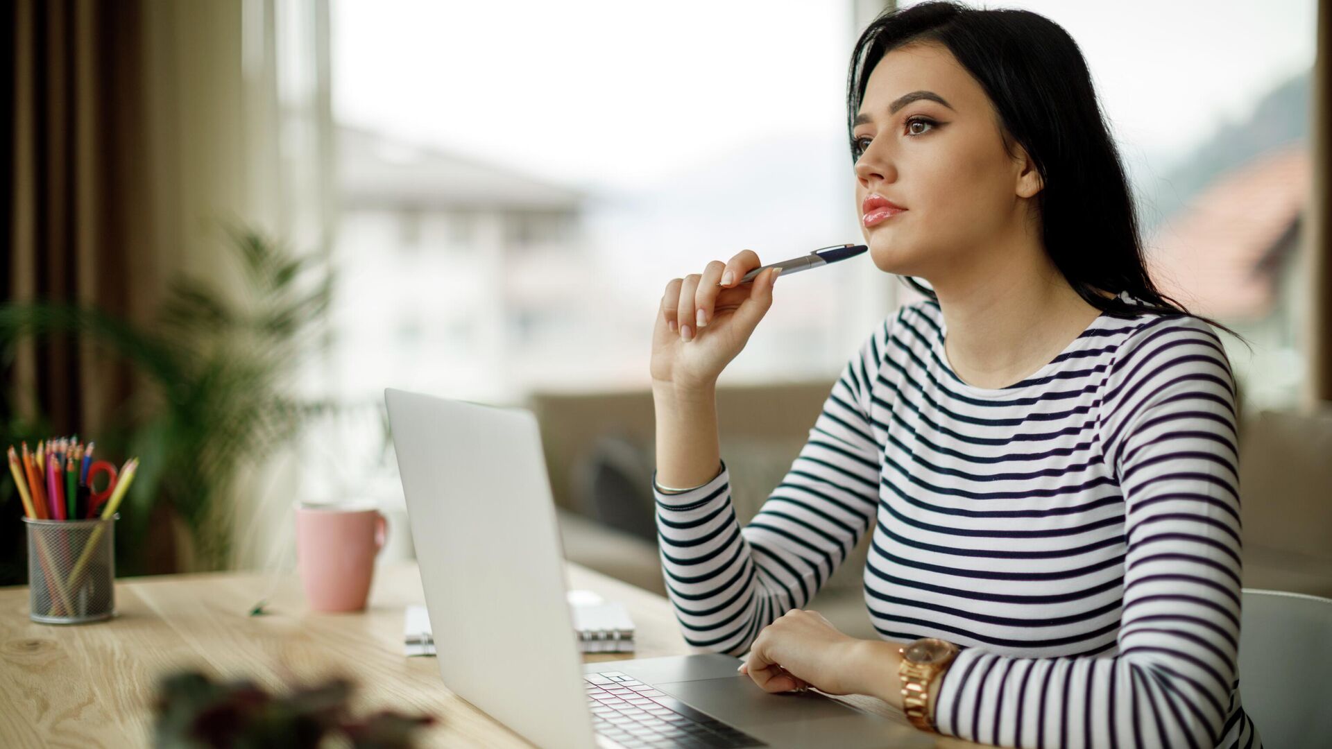 Девушка работает за ноутбуком дома Девушка работает за ноутбуком дома - РИА Новости, 1920, 09.12.2024