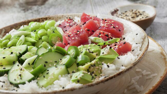 Салат с рисом и авокадо