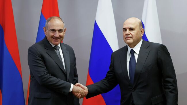 Председатель правительства России Михаил Мишустин и премьер-министр Армении Никол Пашинян во время встречи на территории всесезонного курорта Манжерок