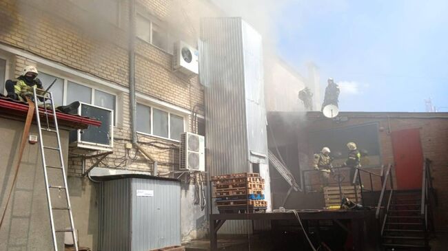 Сотрудники МЧС России ликвидируют пожар в торговом центре в Новошахтинске Ростовской области