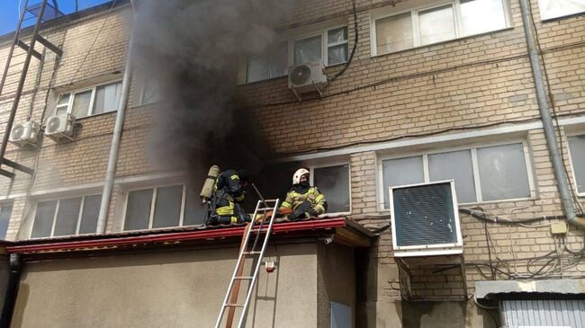 Сотрудники МЧС России ликвидируют пожар в торговом центре в Новошахтинске Ростовской области