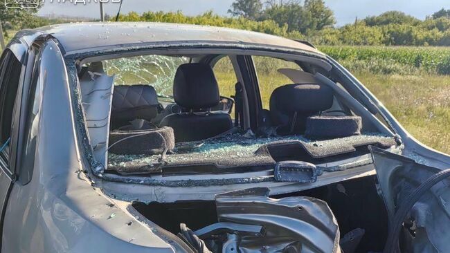 Последствия атаки дрона на легковой автомобиль в Белгородской области