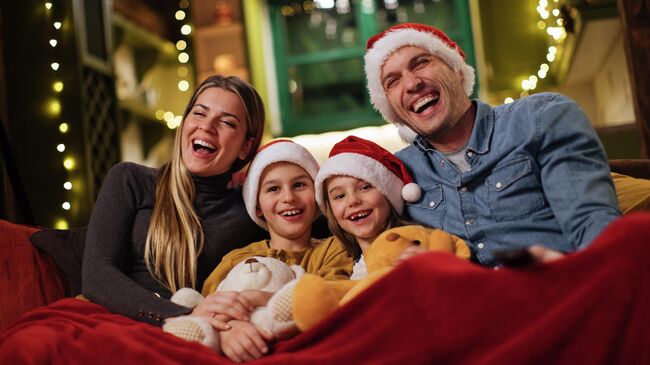 Семья смотрит телевизор