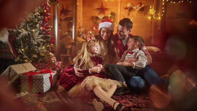 Семья отмечает Новый Год