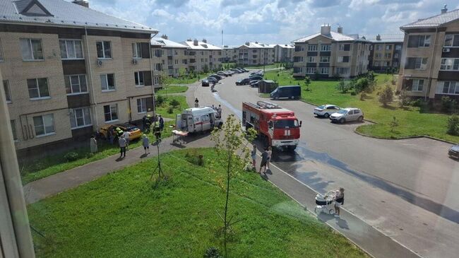 Автомобиль такси врезался в жилой дом в поселении Новофедоровское в Новой Москве