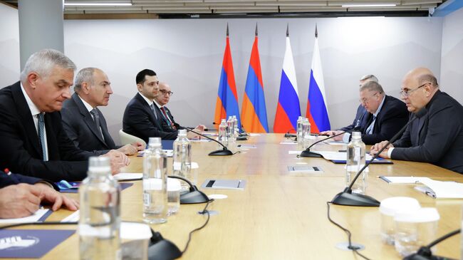 Председатель правительства РФ Михаил Мишустин и премьер-министр Армении Никол Пашинян во время встречи. 24 июля 2025