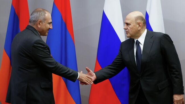 Председатель правительства РФ Михаил Мишустин и премьер-министр Армении Никол Пашинян во время встречи. 24 июля 2025