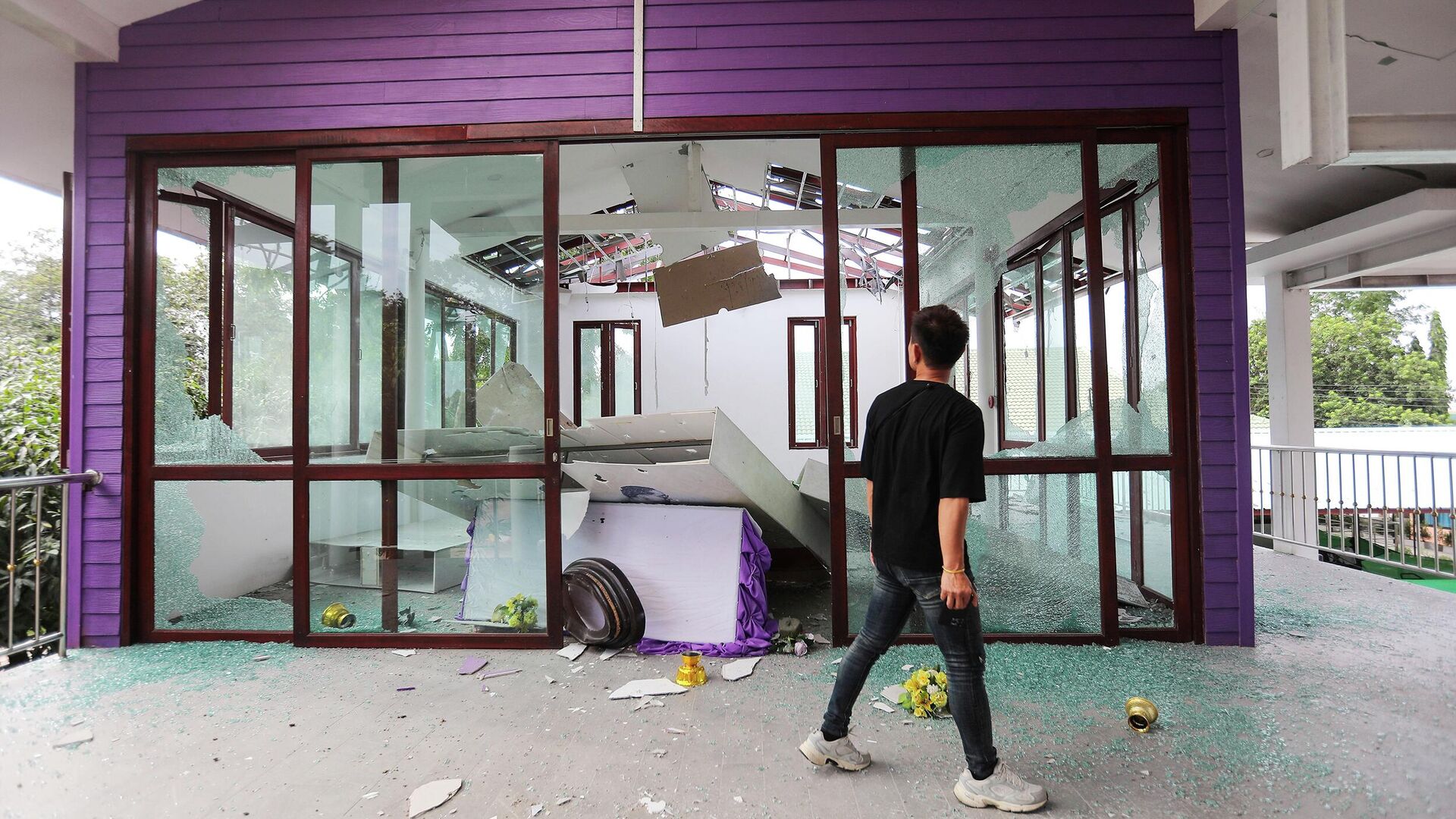 Разрушенное помещение больницы в провинции Сурин после удара Камбоджи - РИА Новости, 1920, 25.07.2025