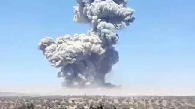 Взрыв на складе боеприпасов в сирийском городе Идлиб. Кадр видео из соцсетей