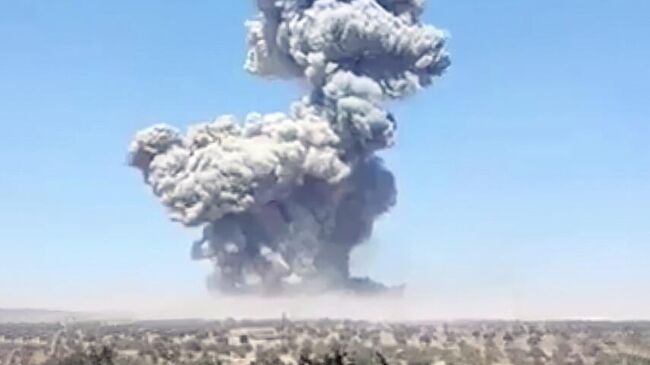 Взрыв на складе боеприпасов в сирийском городе Идлиб. Кадр видео из соцсетей