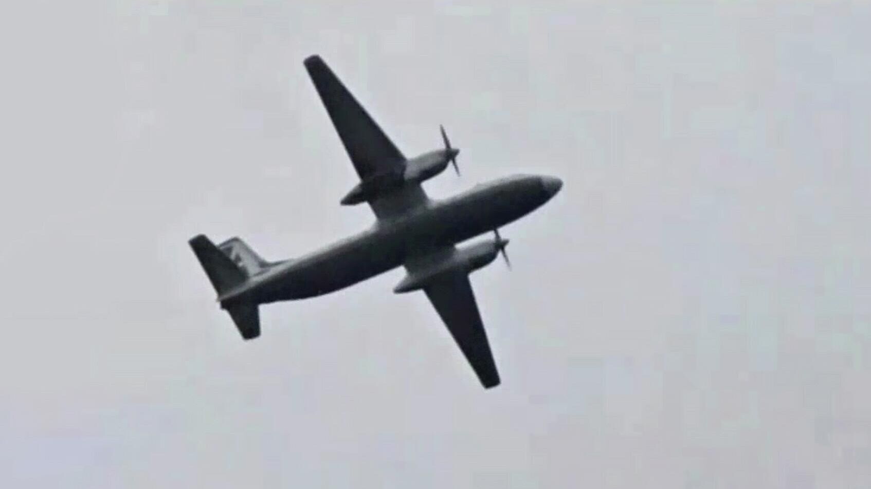 Кадр видео, на котором, предположительно, самолет авиакомпании Ангара Ан-24 уходит на запасной круг в Приамурье - РИА Новости, 1920, 24.07.2025