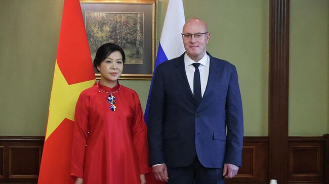 Вице-премьер Дмитрий Чернышенко и супруга генерального секретаря ЦК Компартии Вьетнама То Лама Нго Фыонг Ли во время встречи в Москве