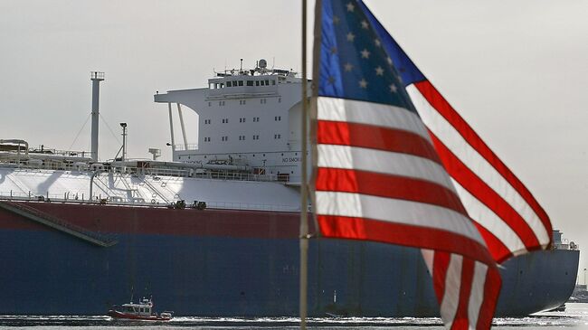Танкер СПГ в гавани Бостона