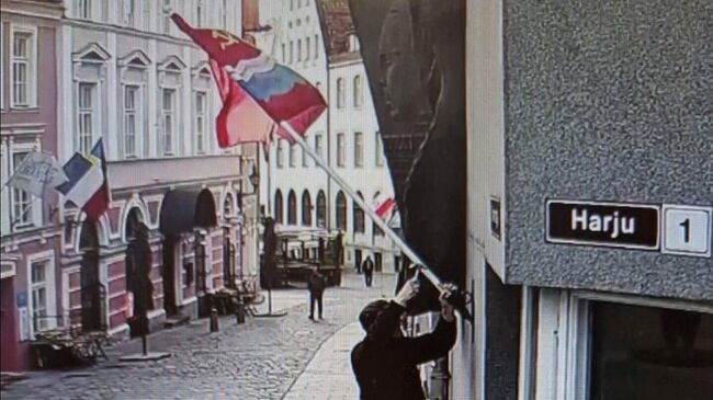 Флаг Эстонской ССР на здании Дома писателей в Таллине. Скриншот записи камеры видеонаблюдения