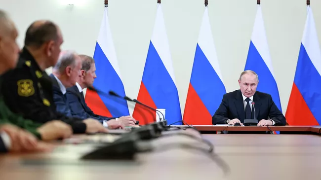 Президент России Владимир Путин в рамках рабочей поездки в Архангельскую область проводит совещание о стратегии развития подводных сил ВМФ РФ