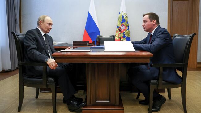 Президент России Владимир Путин и губернатор Архангельской области Александр Цыбульский во время встречи