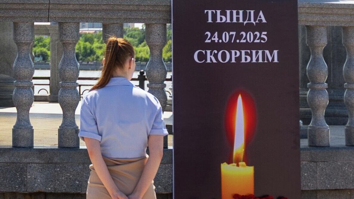 Стихийный мемориал в память о жертвах крушения самолета Ан-24 у ротонды на набережной Благовещенска - РИА Новости, 1920, 25.07.2025