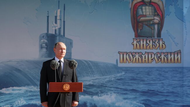 Президент РФ Владимир Путин принял участие в церемонии поднятия флага над атомным подводным ракетоносцем Князь Пожарский в Северодвинске. 24 июля 2025