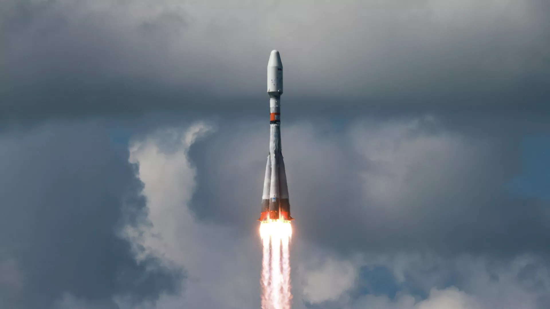 Запуск ракеты `Союз-2.1б` с гелиогеофизическими космическими аппаратами `Ионосфера-М` № 3 и № 4 и 18 малыми космическими аппаратами с космодрома Восточный