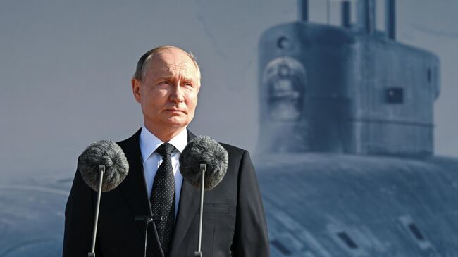 Президент РФ Владимир Путин принял участие в церемонии поднятия флага над атомным подводным ракетоносцем Князь Пожарский в Северодвинске. 25 июля 2025