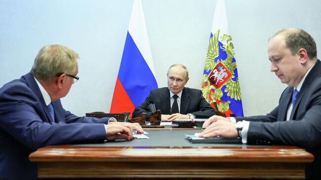 Президент РФ Владимир Путин, председатель правления Банка ВТБ, председатель совета директоров ОСК Андрей Костин и генеральный директор ОСК Андрей Пучков во время встречи. 24 июля 2025