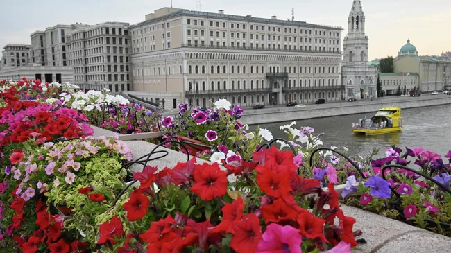 Вид на город с Большого Москворецкого моста, украшенного цветами