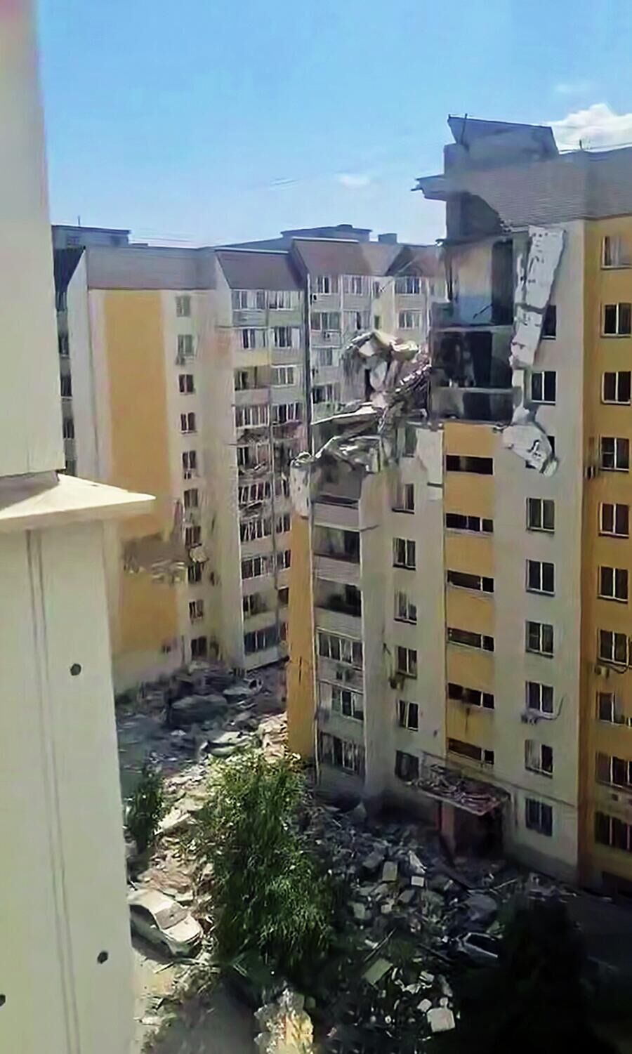 Последствия взрыва бытового газа в жилом доме в Саратове. Кадр видео из соцсетей - РИА Новости, 1920, 25.07.2025