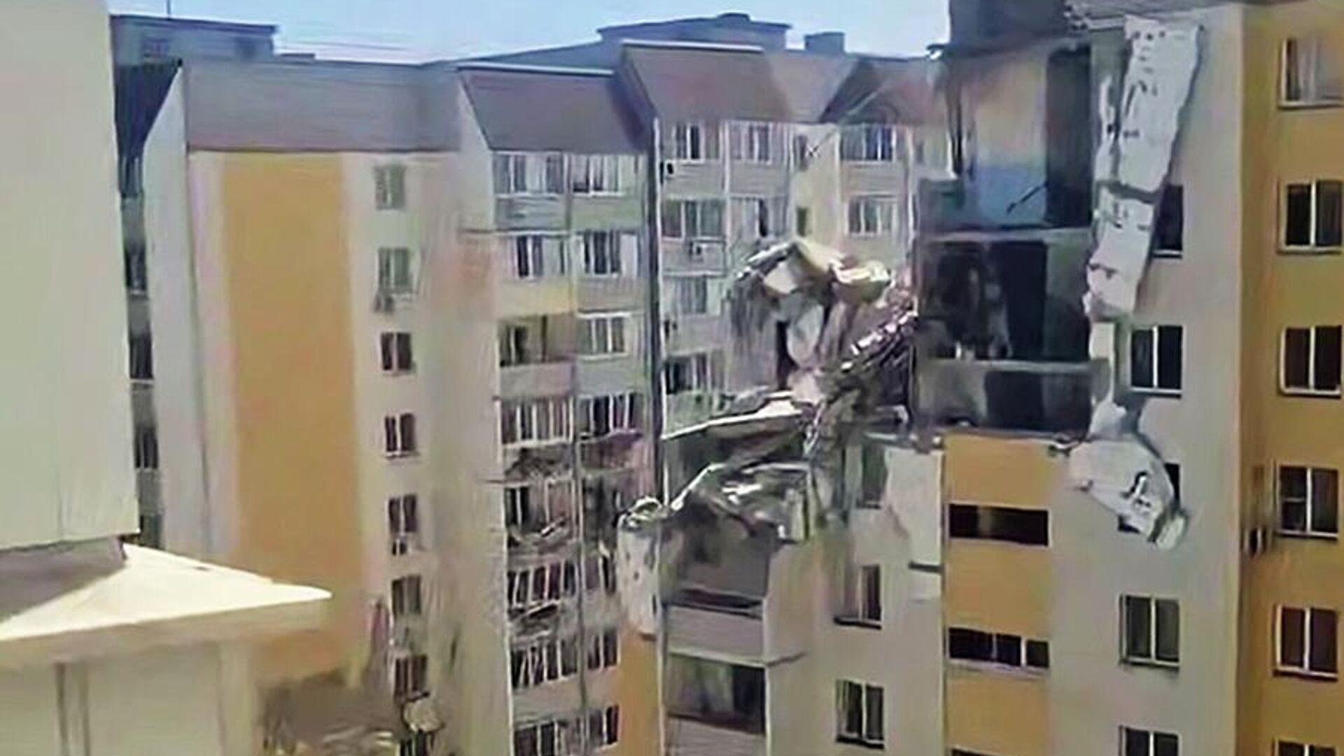 Последствия взрыва бытового газа в жилом доме в Саратове. Кадр видео из соцсетей - РИА Новости, 1920, 29.07.2025