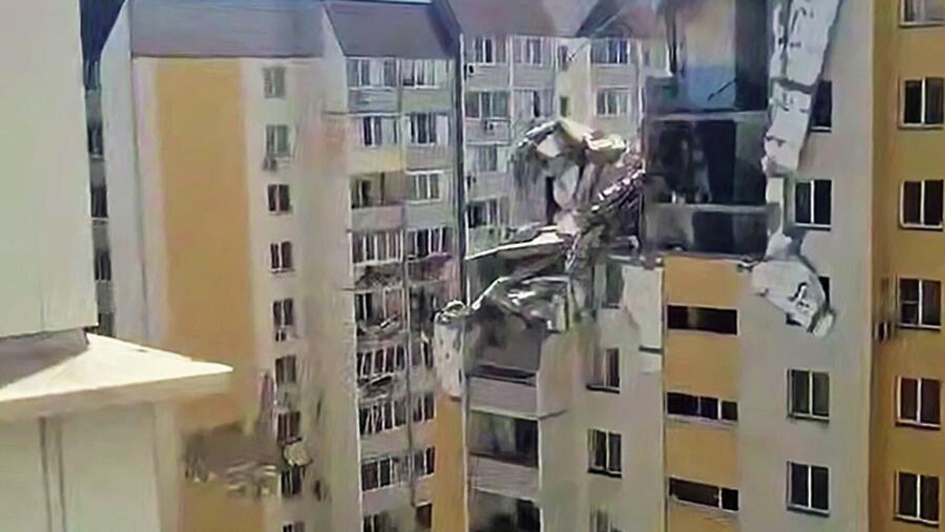 Последствия взрыва бытового газа в жилом доме в Саратове. Кадр видео из соцсетей - РИА Новости, 1920, 29.07.2025