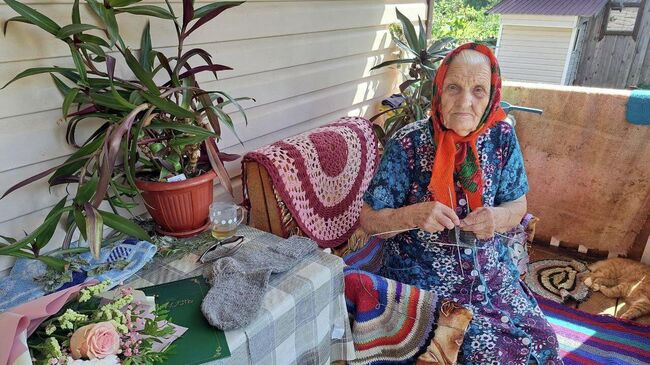 Екатерина Ивановна Титова вяжет теплые носки для бойцов СВО.