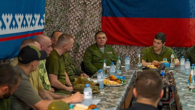 Губернатор Ямало-Ненецкого автономного округа Дмитрий Артюхов на встрече с военными в ДНР