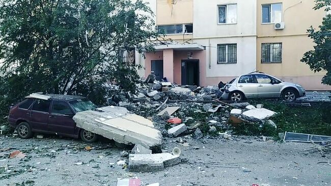 Последствия взрыва бытового газа в подъезде 10-этажного жилого дома в Саратове