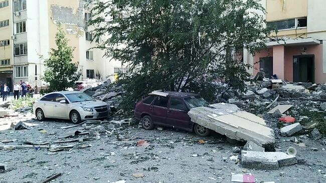 Последствия взрыва бытового газа в подъезде 10-этажного жилого дома в Саратове