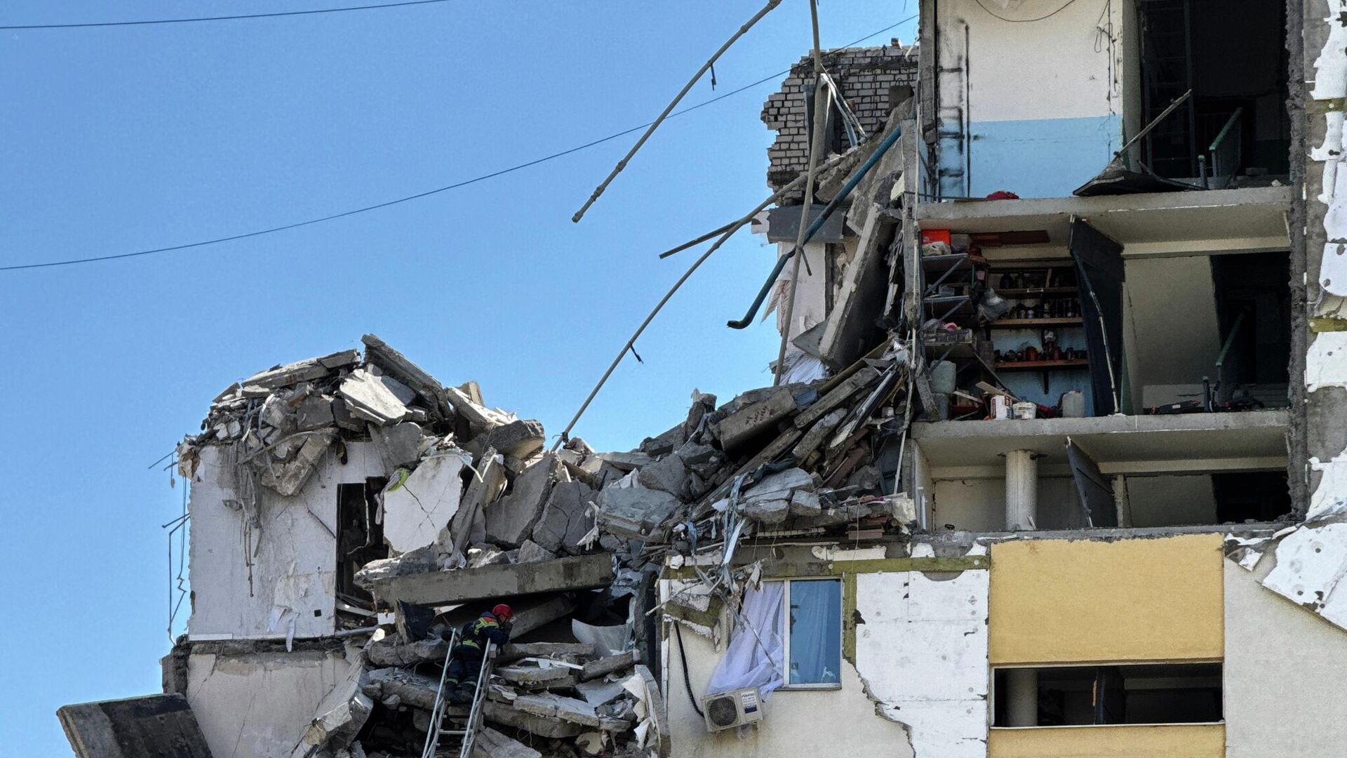 Последствия взрыва бытового газа в подъезде 10-этажного жилого дома в Саратове - РИА Новости, 1920, 04.08.2025