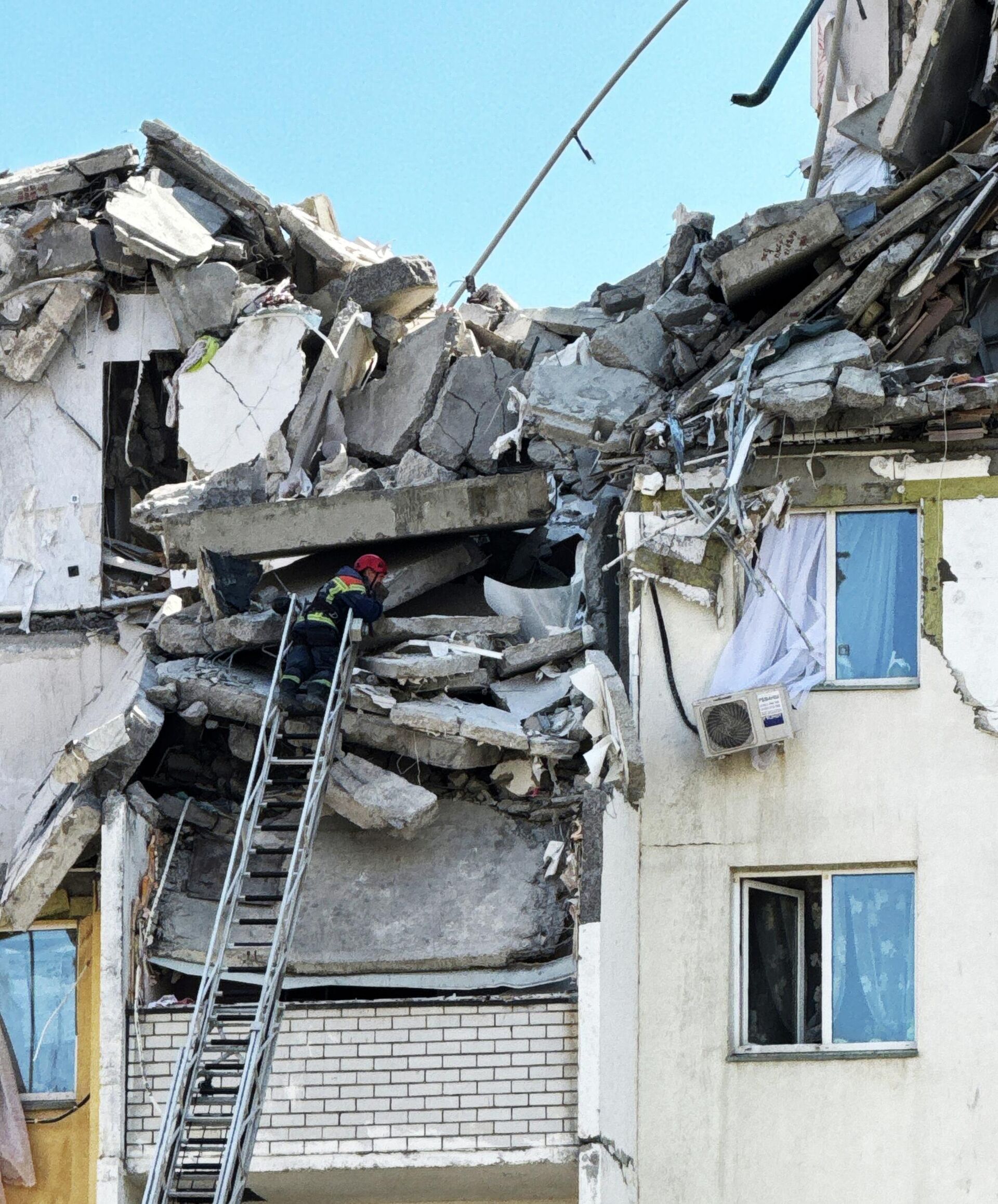 Последствия взрыва бытового газа в подъезде 10-этажного жилого дома в Саратове Последствия взрыва бытового газа в подъезде 10-этажного жилого дома в Саратове - РИА Новости, 1920, 25.07.2025