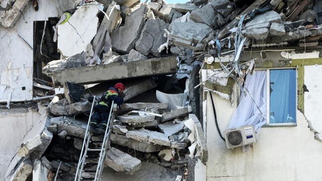 Последствия взрыва бытового газа в подъезде 10-этажного жилого дома в Саратове