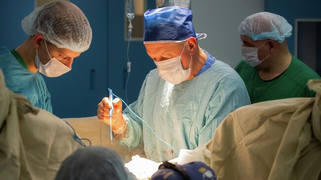 Врачи проводят операцию