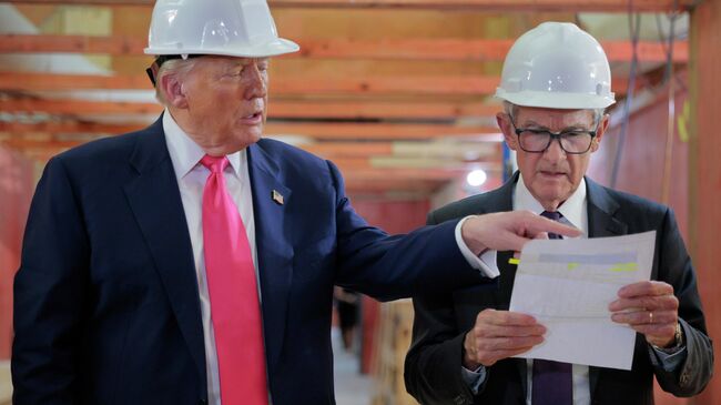 Президент США Дональд Трамп и председатель Федеральной резервной системы Джером Пауэлл во время осмотра реконструкции здания Федеральной резервной системы США. 24 июля 2025