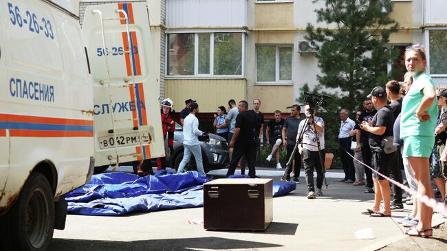 Местные жители на месте взрыва бытового газа в подъезде 10-этажного жилого дома в Саратове