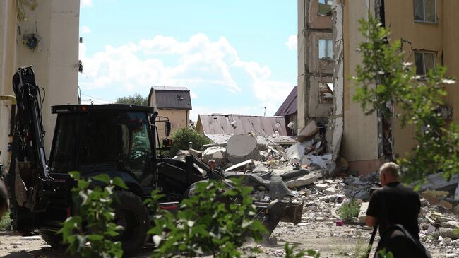 Последствия взрыва бытового газа в подъезде 10-этажного жилого дома в Саратове