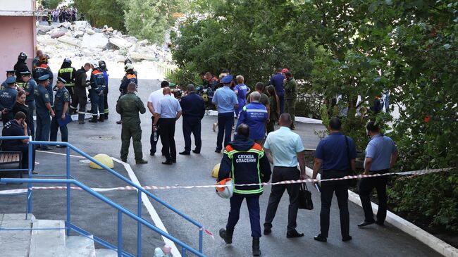 Сотрудники МЧС РФ и спасатели на месте взрыва бытового газа в подъезде 10-этажного жилого дома в Саратове