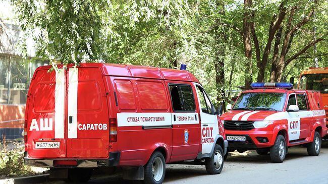 Автомобили службы пожаротушения на месте взрыва бытового газа в подъезде 10-этажного жилого дома в Саратове