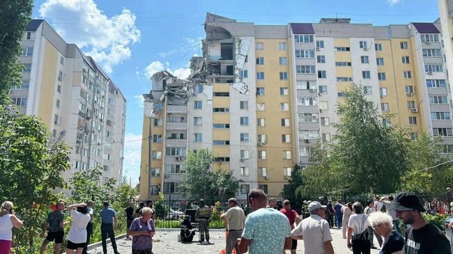 Местные жители на месте взрыва бытового газа в подъезде 10-этажного жилого дома в Саратове