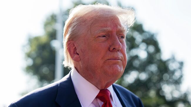Дональд Трамп общается с журналистами